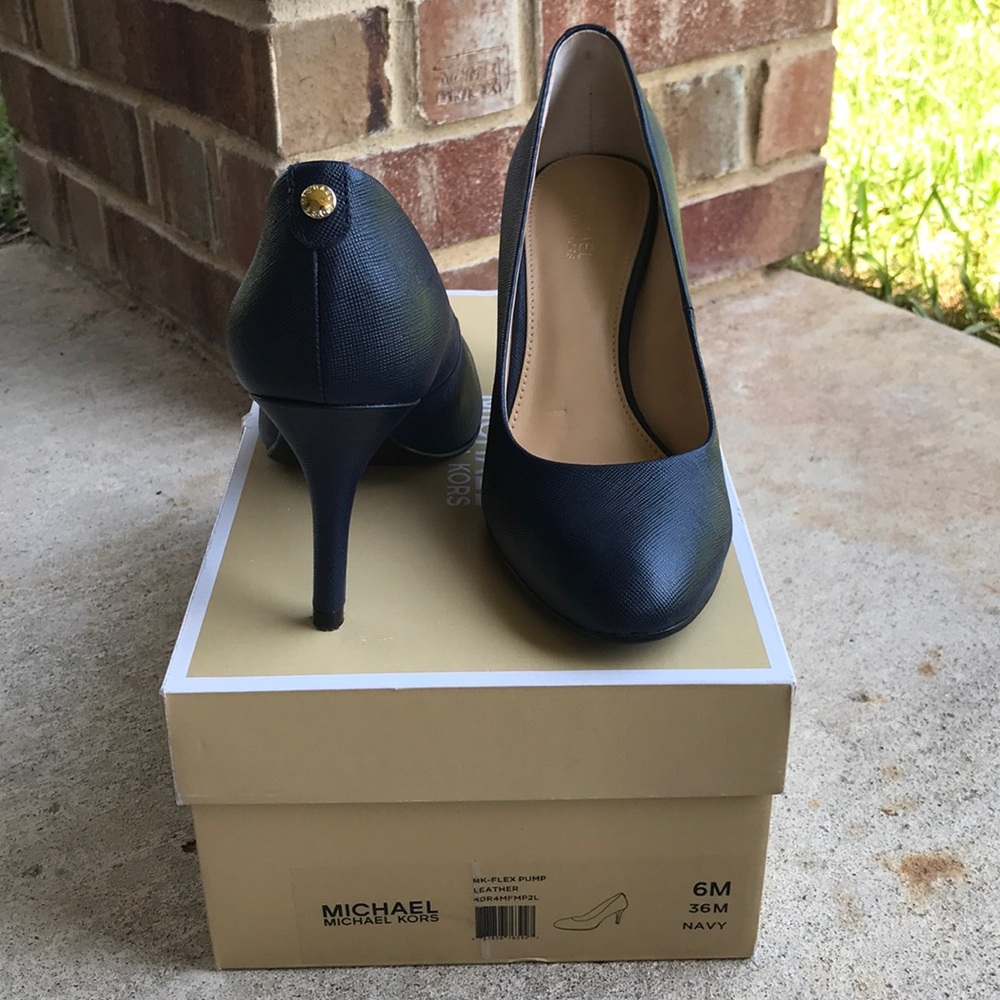 Micheal Kors navy saffiano pumps